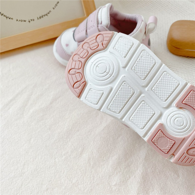 日單粉紅心心運動鞋