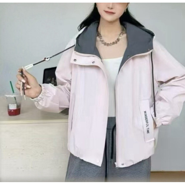 帽內撞色側字母口袋雙抽繩造型風衣外套