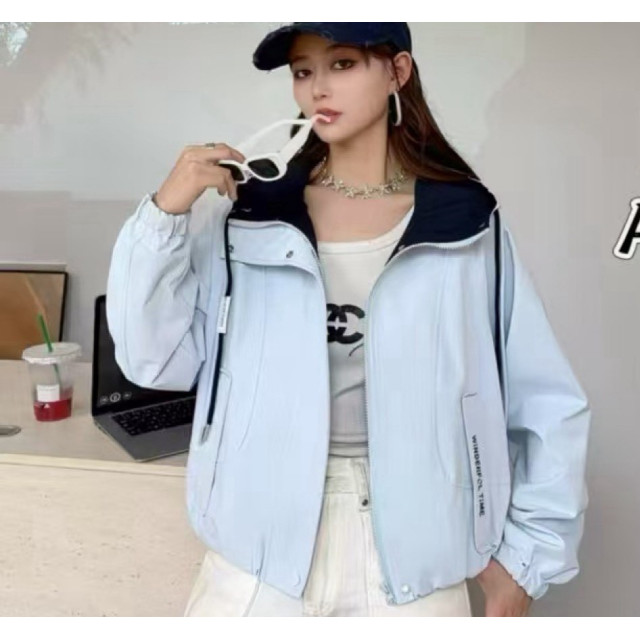 帽內撞色側字母口袋雙抽繩造型風衣外套