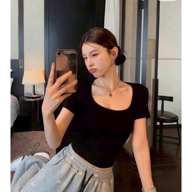 方領美背扭結造型上衣