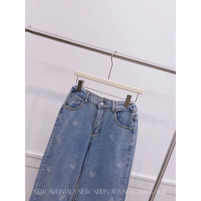 韓版精緻刺繡小花後鬆緊腰直筒牛仔寬褲