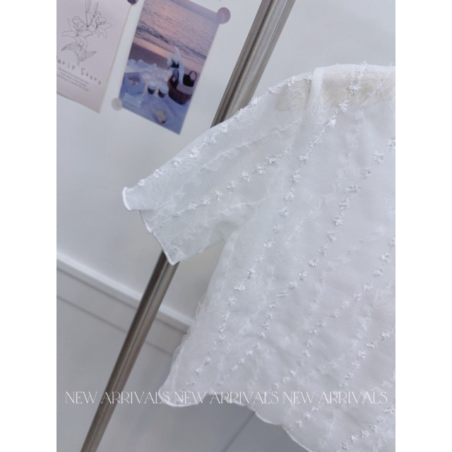 韓系甜美立體波浪壓花造型透膚上衣