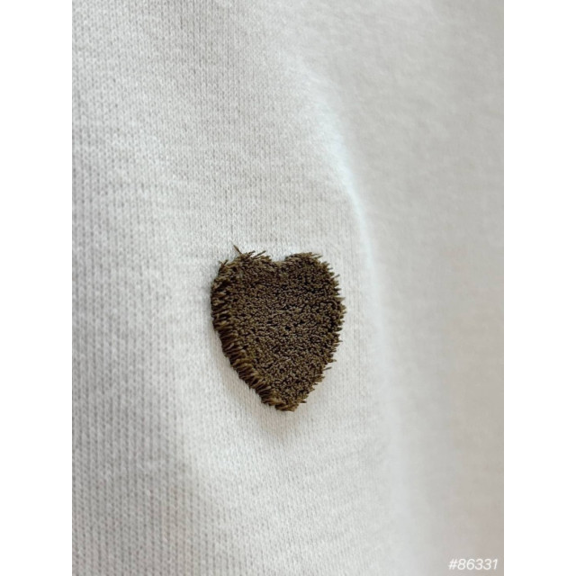 手袖三顆愛心刺繡牛奶棉上衣