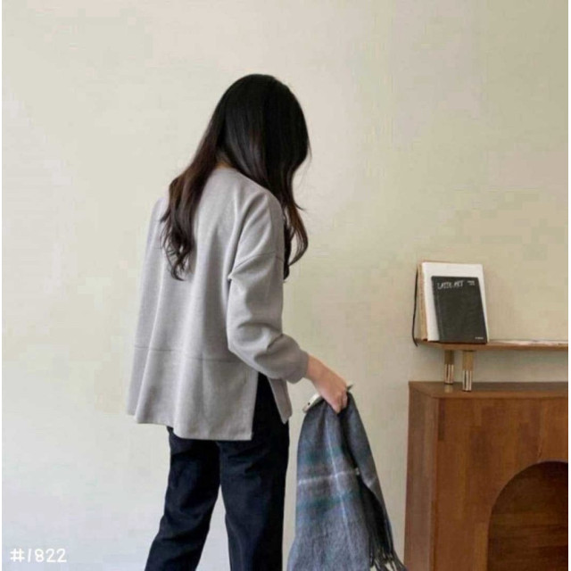 素面壓線側開叉刺繡上衣
