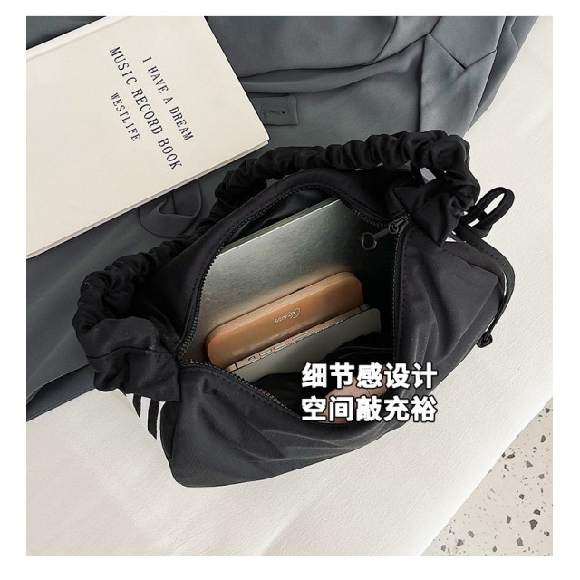 韓系百搭皺褶斜背包